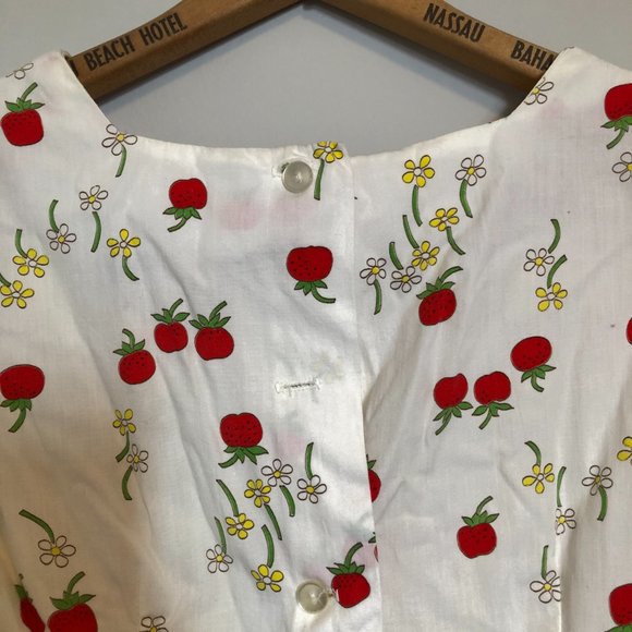 Vintage Cottagecore Strawberry Print Blouse 🍓 - Picture 4 of 7